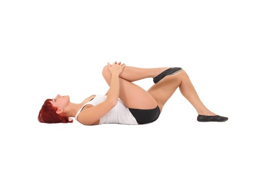 esercizio ginocchia al petto contro il mal di schiena