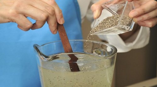 Preparazione acqua di semi di chia e limone