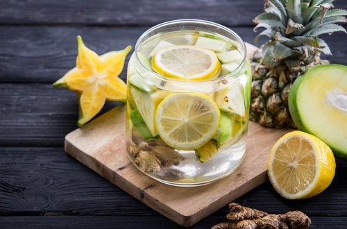 Acqua con limone e zenzero