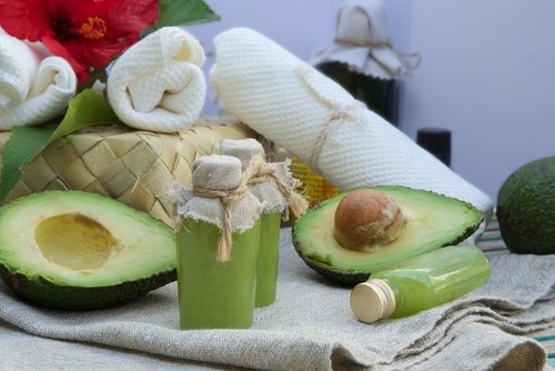 da avocado e olio di cocco è possibile ricavare un'ottima maschera idratante