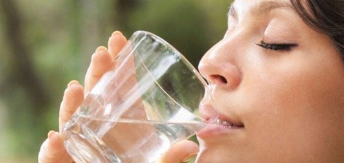 Bere acqua appena svegli: 8 benefici