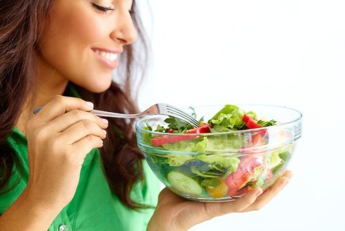 ragazza con ciotola di insalata