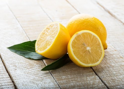 Limone tagliato a metà trattamenti esfolianti