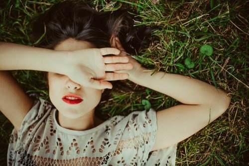 ragazza mani in faccia