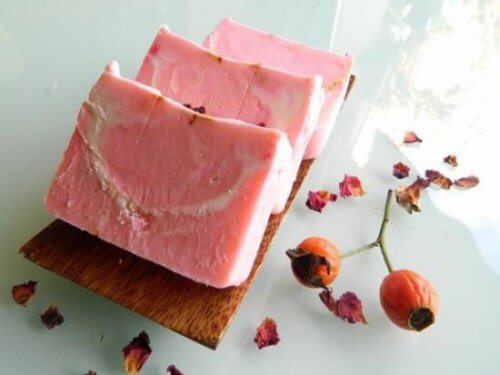 Sapone alla rosa mosqueta e aloe per rigenerare la pelle