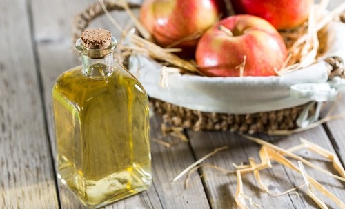Aceto di mele per domare i capelli crespi