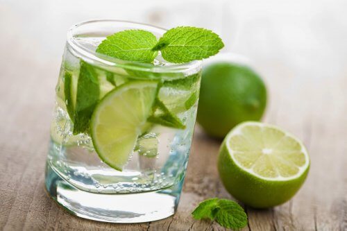 Acqua e limone: i benefici per il corpo