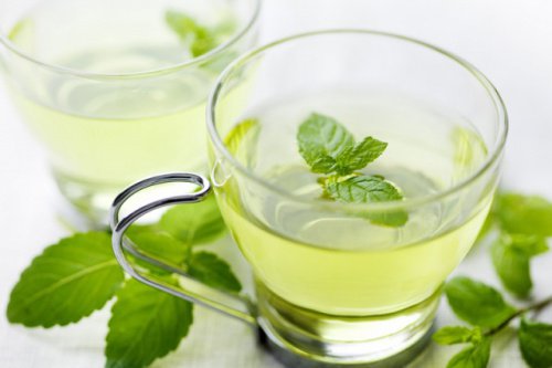 Infuso di menta: perché berlo dopo mangiato?