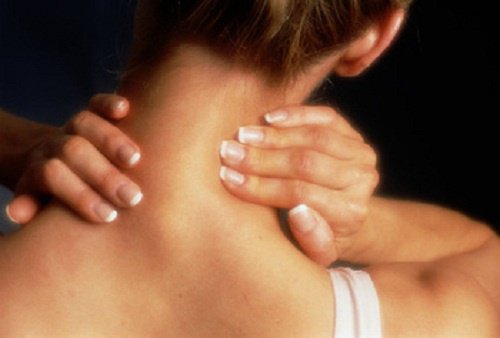 Torcicollo e stress sono collegati: come curarlo