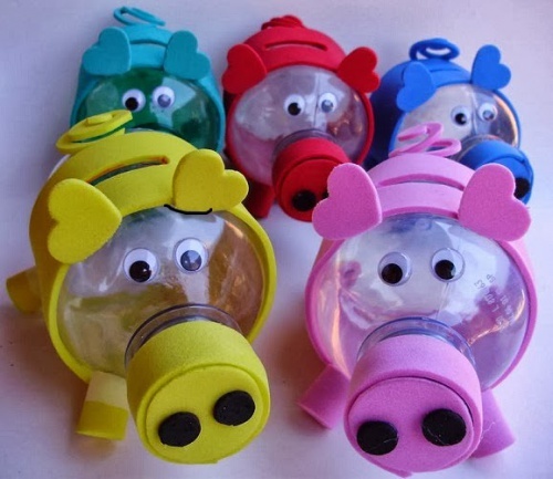 salvadanaio di plastica