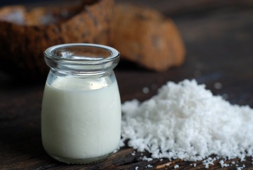 Succo di carota e latte di cocco per frenare la caduta dei capelli