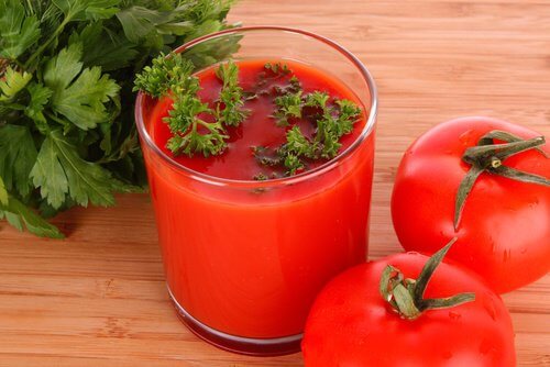 Succo di pomodoro e prezzemolo contro la ritenzione idrica