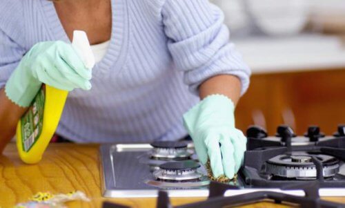 Eliminare il grasso dalla cucina con questi semplici trucchi