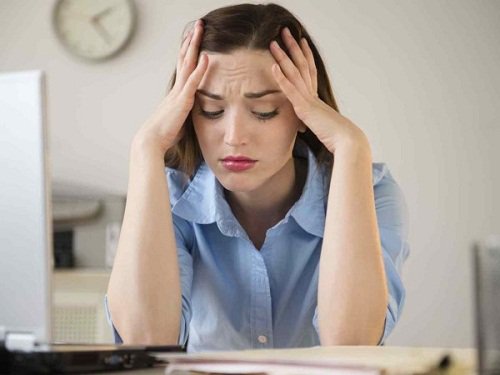 Donna con mal di testa