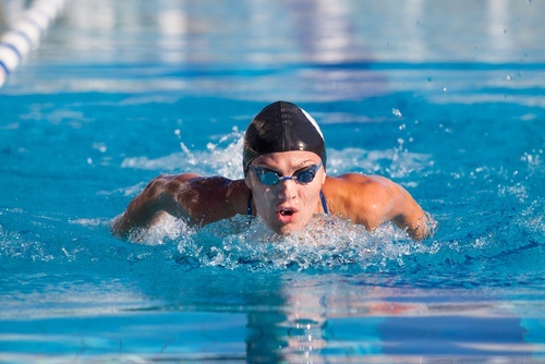 Il nuoto è un ottimo esercizio per allungare il corpo