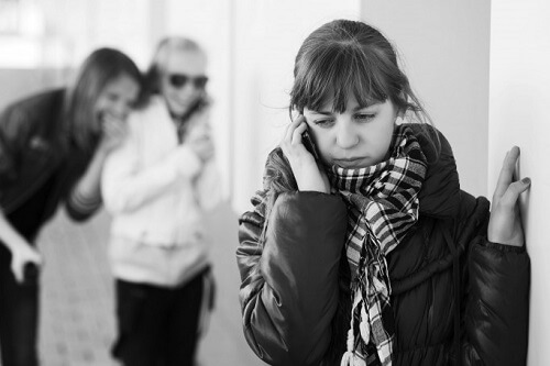 adolescenti che spettegolano