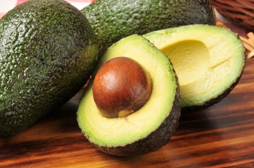 l'avocado è tra i migliori alimenti che forniscono acidi grassi essenziali
