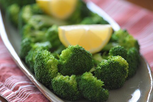 Prendersi cura del peso e della salute con broccoli al limone