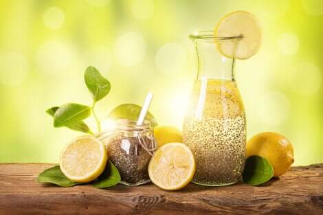 Caraffa di succo di limone e semi di chia contro il colesterolo.