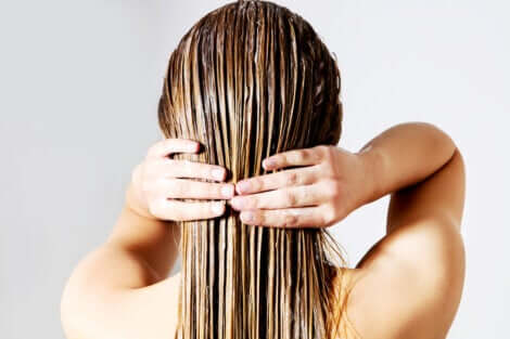 Siero naturale per la cura dei capelli: donna che si lava i capelli.