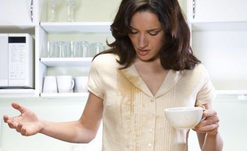 donna sporca di caffè
