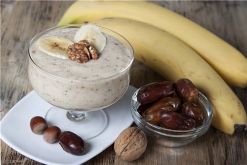 Frullato ricco di fibra alla banana, cannella, cocco e datteri