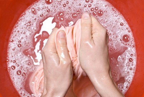Mani che lavano i panni