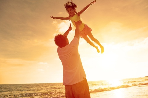 padre e figlia che si divertono in spiaggia