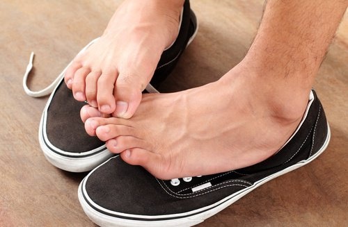 piedi sulle scarpe