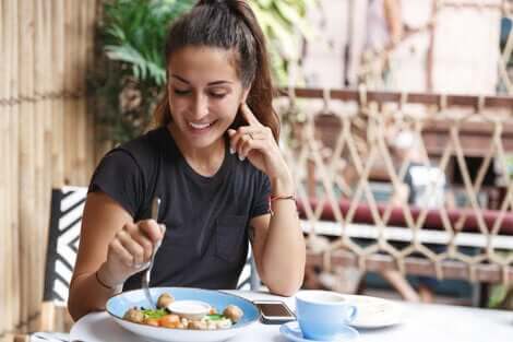 Ragazza che mangia.