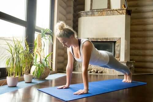 Ragazza che fa le flessioni in un allenamento per bruciare calorie