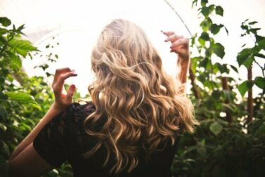 Preparare in casa un siero naturale per nutrire e riparare i capelli