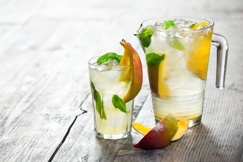 Acqua con della frutta