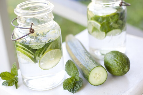 Benefici dell’acqua al cetriolo che forse non conoscete Benefici dell’acqua al cetriolo che forse non conoscete