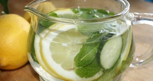 6 modi di assumere acqua per disintossicarsi e rinfrescarsi
