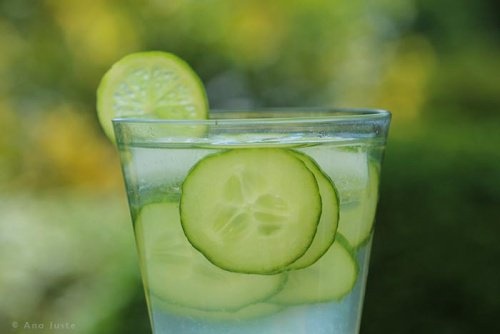 bicchiere di Acqua al cetriolo