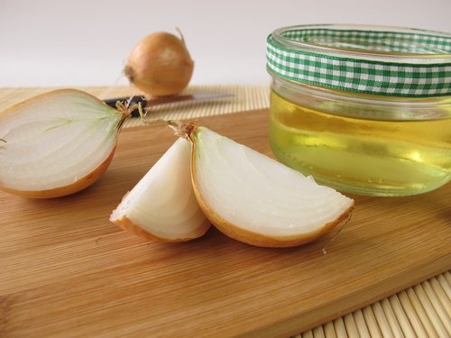Cura al succo di cipolla per i capelli