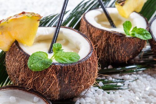 Frullato di cocco ed ananas dentro noci di cocco
