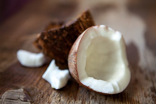 Noce di cocco spezzata
