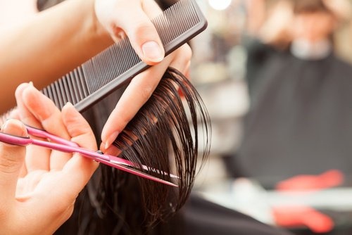 Tagliare le punte aiuta la crescita dei capelli