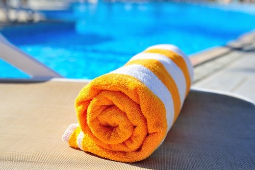 asciugamano e piscina