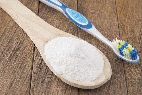 eliminare la placca dentale con bicarbonato e sale