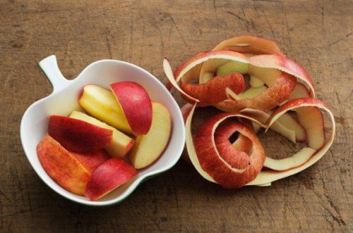 La buccia della mela per la digestione e la cura del corpo
