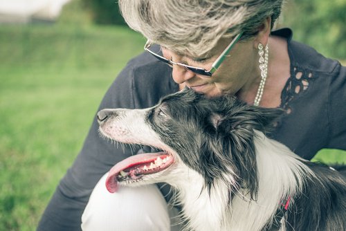 cane e padrona felici