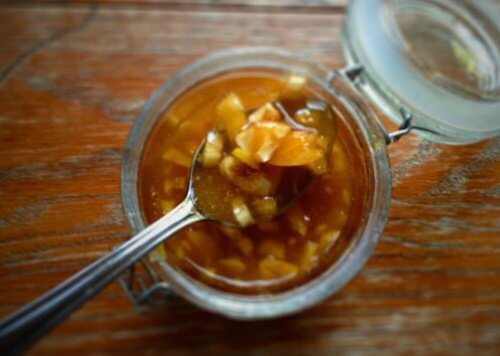 cucchiaio di miele e aglio