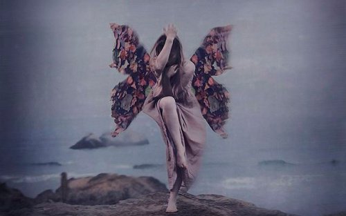 donna con ali di farfalla
