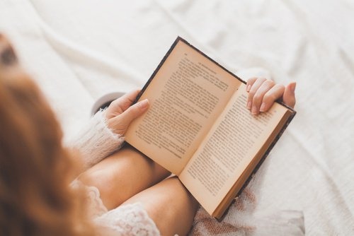 Ragazza legge sul letto