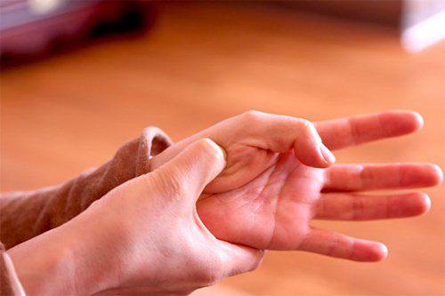 4 punti di pressione per alleviare i dolori