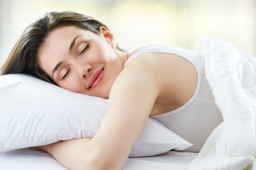 ragazza felice dorme a pancia in giù