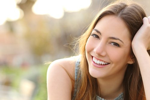 ragazza ride di felicità